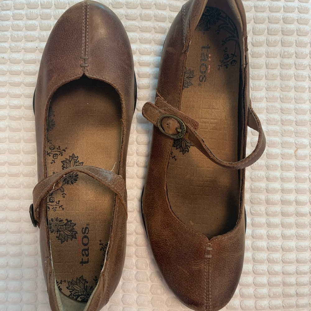 Brown leather Ta Dah Taos shoes